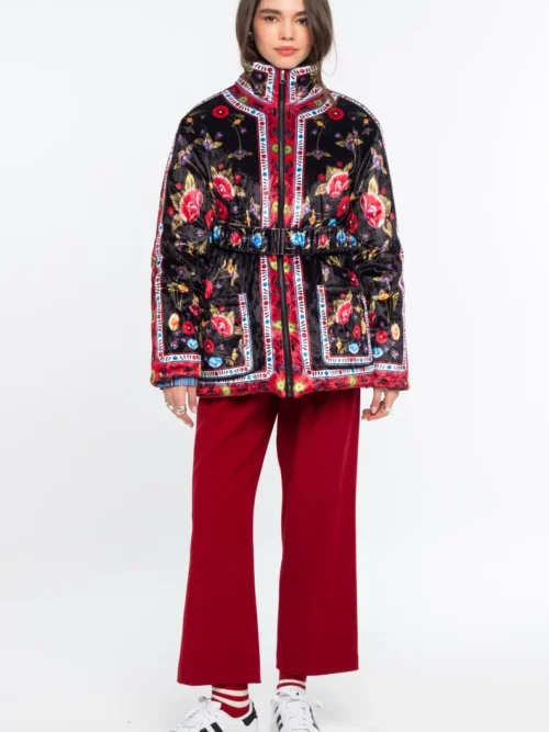 Το ESSENCE & VENOMOUS PUFFER DOUBLE FACED της Peace + Chaos είναι ένα εντυπωσιακό reversible puffer jacket που συνδυάζει δύο διαφορετικές αισθητικές σε ένα statement κομμάτι.
