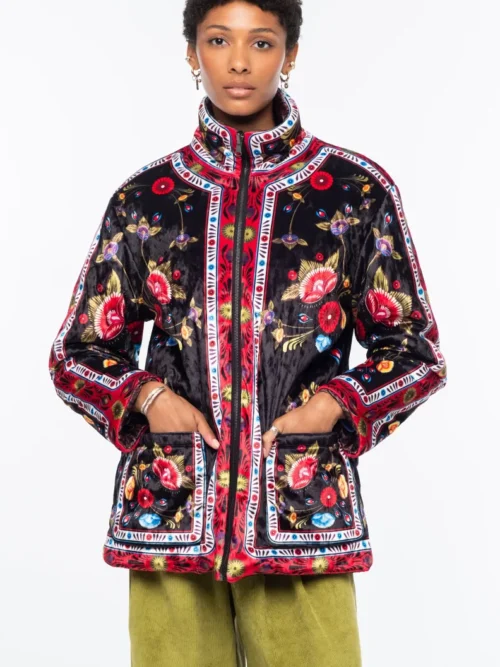 Το ESSENCE & VENOMOUS PUFFER DOUBLE FACED της Peace + Chaos είναι ένα εντυπωσιακό reversible puffer jacket που συνδυάζει δύο διαφορετικές αισθητικές σε ένα statement κομμάτι.