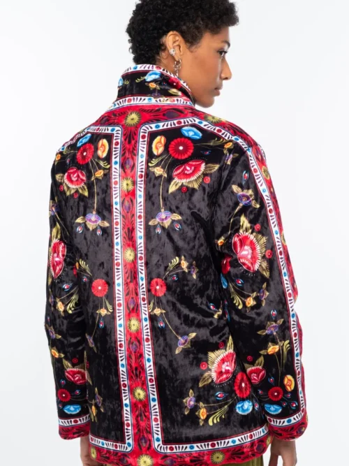 Το ESSENCE & VENOMOUS PUFFER DOUBLE FACED της Peace + Chaos είναι ένα εντυπωσιακό reversible puffer jacket που συνδυάζει δύο διαφορετικές αισθητικές σε ένα statement κομμάτι.