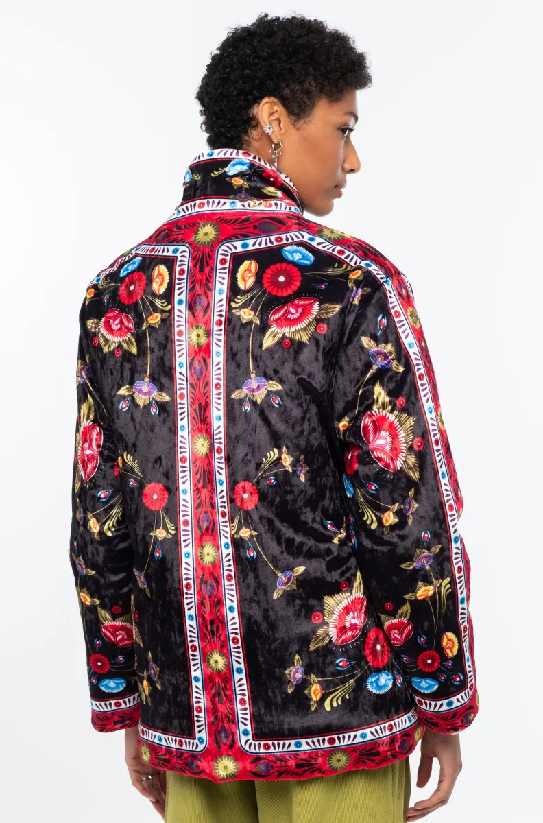 Το ESSENCE & VENOMOUS PUFFER DOUBLE FACED της Peace + Chaos είναι ένα εντυπωσιακό reversible puffer jacket που συνδυάζει δύο διαφορετικές αισθητικές σε ένα statement κομμάτι.