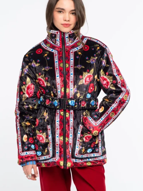 Το ESSENCE & VENOMOUS PUFFER DOUBLE FACED της Peace + Chaos είναι ένα εντυπωσιακό reversible puffer jacket που συνδυάζει δύο διαφορετικές αισθητικές σε ένα statement κομμάτι.