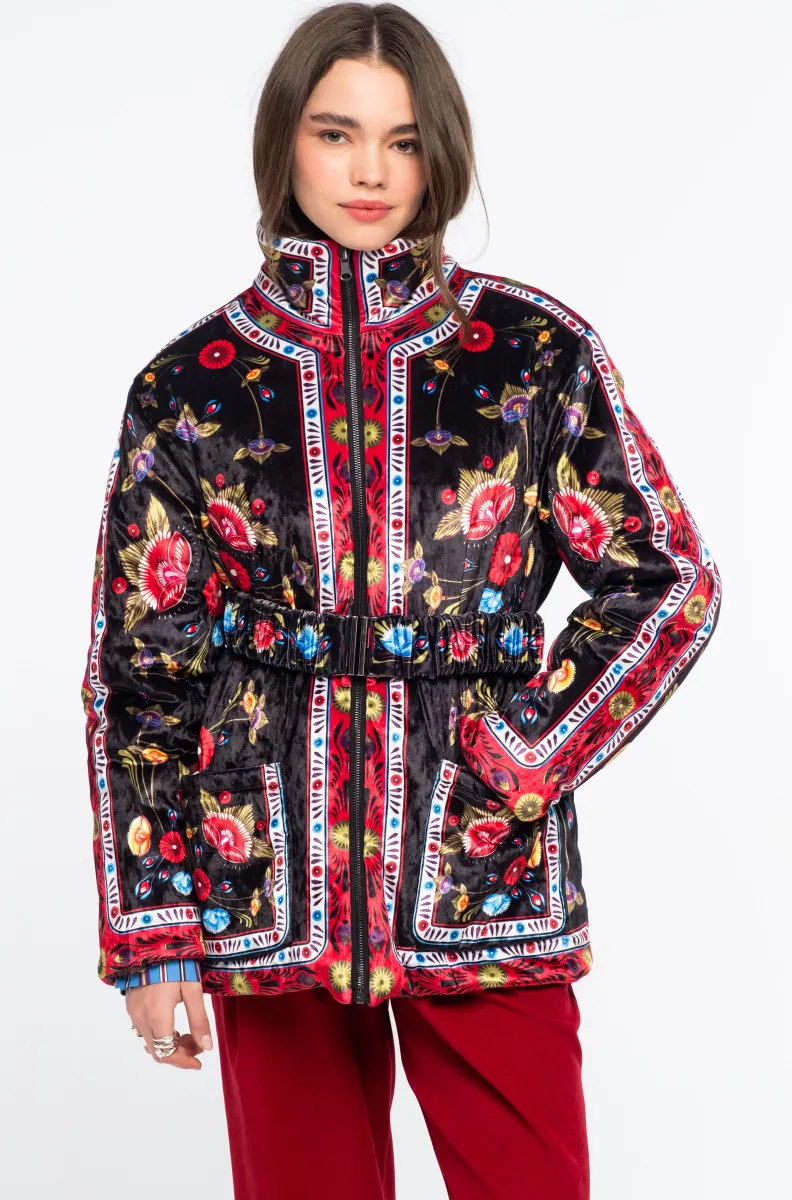 Το ESSENCE & VENOMOUS PUFFER DOUBLE FACED της Peace + Chaos είναι ένα εντυπωσιακό reversible puffer jacket που συνδυάζει δύο διαφορετικές αισθητικές σε ένα statement κομμάτι.