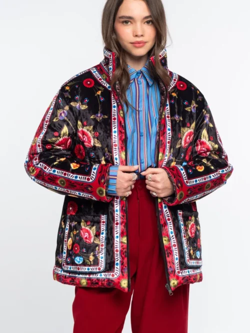 Το ESSENCE & VENOMOUS PUFFER DOUBLE FACED της Peace + Chaos είναι ένα εντυπωσιακό reversible puffer jacket που συνδυάζει δύο διαφορετικές αισθητικές σε ένα statement κομμάτι.