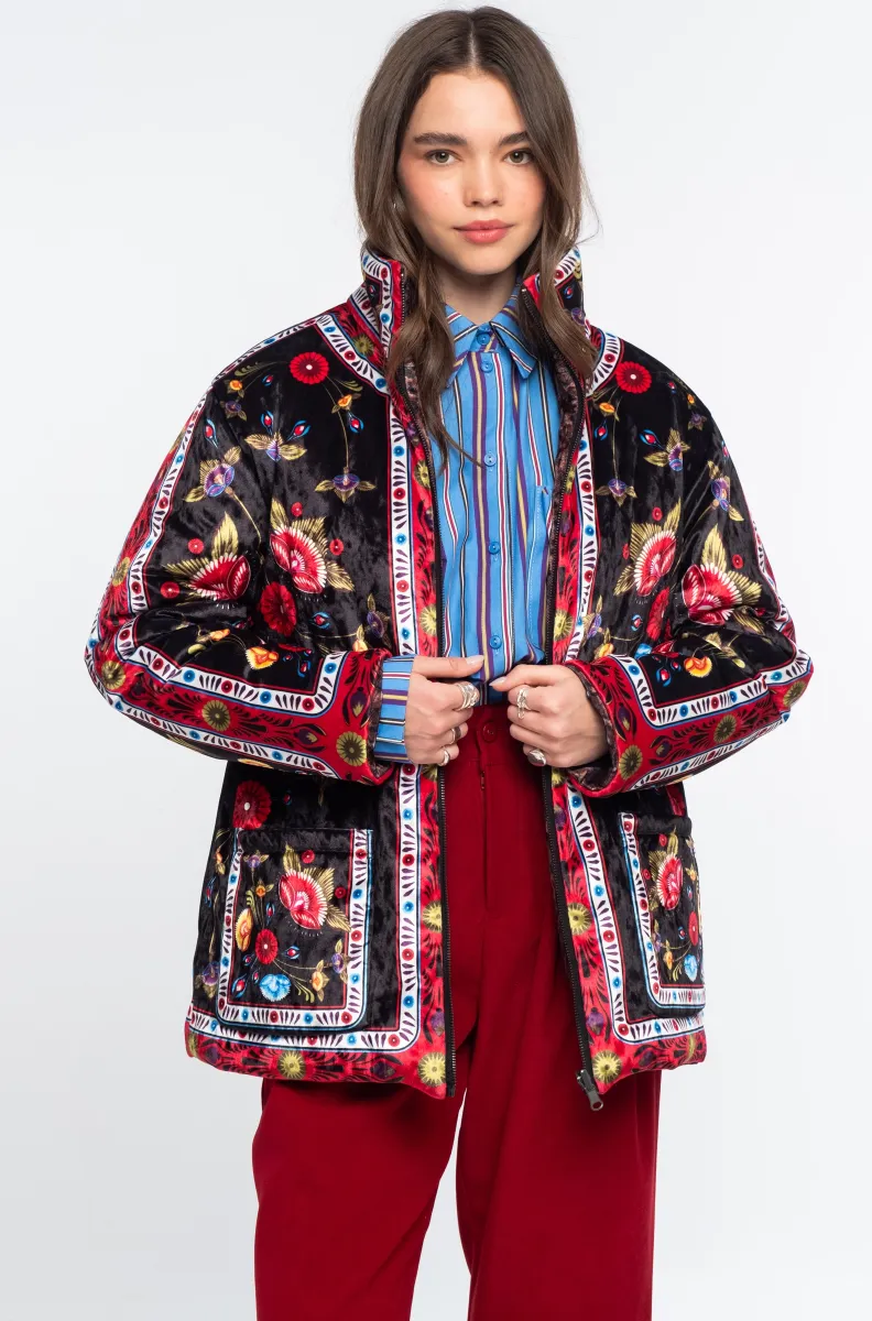 Το ESSENCE & VENOMOUS PUFFER DOUBLE FACED της Peace + Chaos είναι ένα εντυπωσιακό reversible puffer jacket που συνδυάζει δύο διαφορετικές αισθητικές σε ένα statement κομμάτι.
