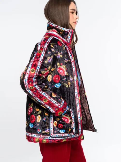 Το ESSENCE & VENOMOUS PUFFER DOUBLE FACED της Peace + Chaos είναι ένα εντυπωσιακό reversible puffer jacket που συνδυάζει δύο διαφορετικές αισθητικές σε ένα statement κομμάτι.