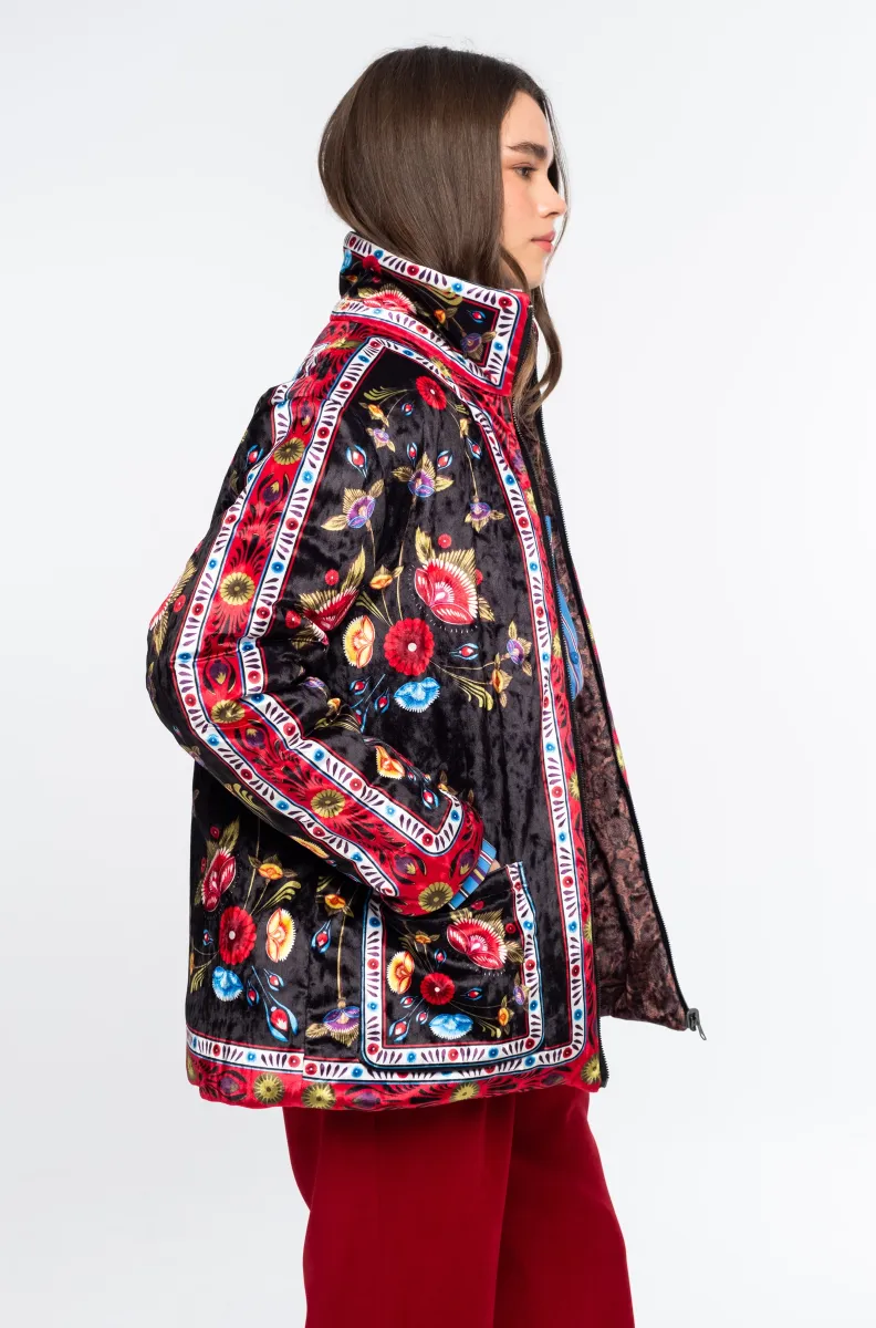 Το ESSENCE & VENOMOUS PUFFER DOUBLE FACED της Peace + Chaos είναι ένα εντυπωσιακό reversible puffer jacket που συνδυάζει δύο διαφορετικές αισθητικές σε ένα statement κομμάτι.