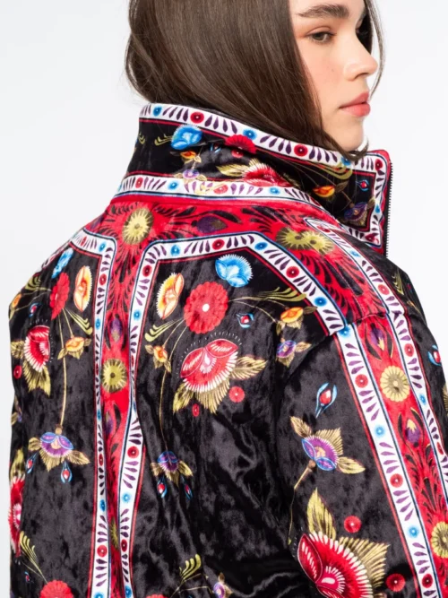 Το ESSENCE & VENOMOUS PUFFER DOUBLE FACED της Peace + Chaos είναι ένα εντυπωσιακό reversible puffer jacket που συνδυάζει δύο διαφορετικές αισθητικές σε ένα statement κομμάτι.