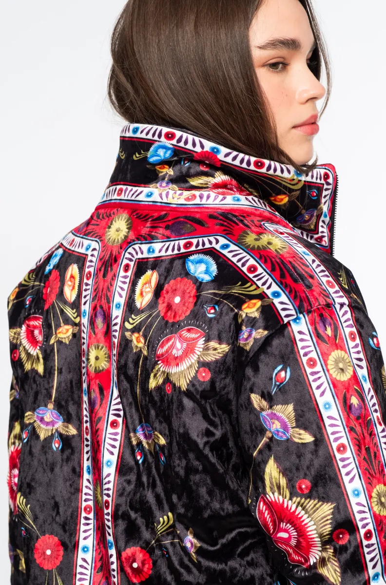Το ESSENCE & VENOMOUS PUFFER DOUBLE FACED της Peace + Chaos είναι ένα εντυπωσιακό reversible puffer jacket που συνδυάζει δύο διαφορετικές αισθητικές σε ένα statement κομμάτι.