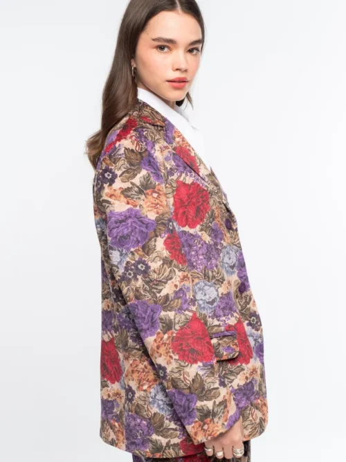 Το TAPESTRY BLAZER της Peace + Chaos συνδυάζει την κλασική tailored αισθητική με ένα εντυπωσιακό floral tapestry print πάνω σε λεπτό κοτλέ ύφασμα. Η loose fit γραμμή προσφέρει άνετη και σύγχρονη εφαρμογή, ενώ οι προσεγμένες tailoring λεπτομέρειες, όπως οι τσέπες με καπάκι και η τσέπη στο στήθος, ολοκληρώνουν τον σχεδιασμό.