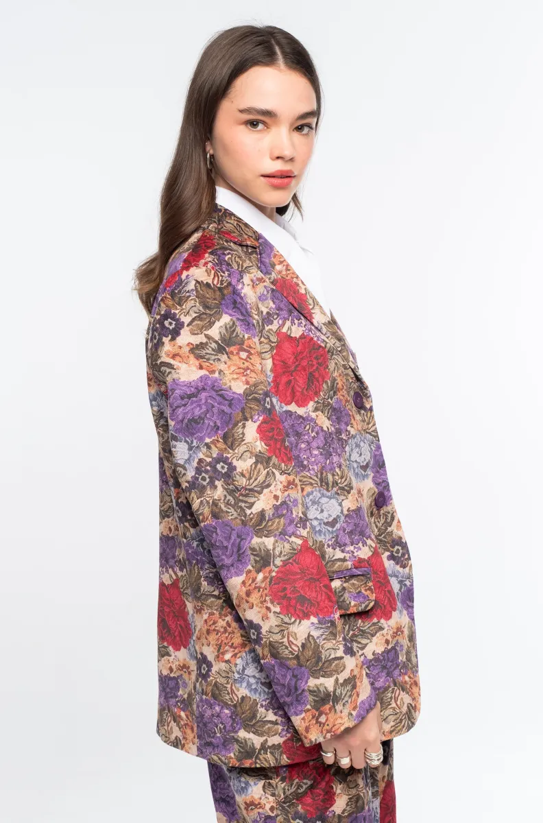Το TAPESTRY BLAZER της Peace + Chaos συνδυάζει την κλασική tailored αισθητική με ένα εντυπωσιακό floral tapestry print πάνω σε λεπτό κοτλέ ύφασμα. Η loose fit γραμμή προσφέρει άνετη και σύγχρονη εφαρμογή, ενώ οι προσεγμένες tailoring λεπτομέρειες, όπως οι τσέπες με καπάκι και η τσέπη στο στήθος, ολοκληρώνουν τον σχεδιασμό.