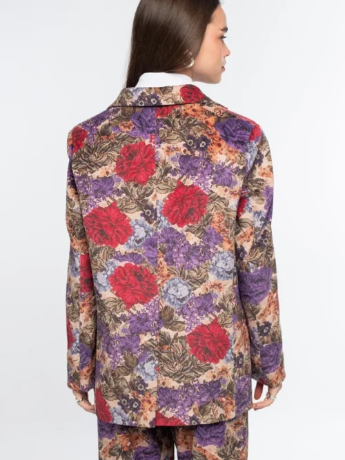Το TAPESTRY BLAZER της Peace + Chaos συνδυάζει την κλασική tailored αισθητική με ένα εντυπωσιακό floral tapestry print πάνω σε λεπτό κοτλέ ύφασμα. Η loose fit γραμμή προσφέρει άνετη και σύγχρονη εφαρμογή, ενώ οι προσεγμένες tailoring λεπτομέρειες, όπως οι τσέπες με καπάκι και η τσέπη στο στήθος, ολοκληρώνουν τον σχεδιασμό.