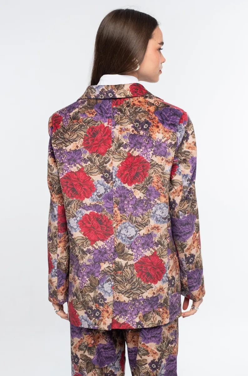 Το TAPESTRY BLAZER της Peace + Chaos συνδυάζει την κλασική tailored αισθητική με ένα εντυπωσιακό floral tapestry print πάνω σε λεπτό κοτλέ ύφασμα. Η loose fit γραμμή προσφέρει άνετη και σύγχρονη εφαρμογή, ενώ οι προσεγμένες tailoring λεπτομέρειες, όπως οι τσέπες με καπάκι και η τσέπη στο στήθος, ολοκληρώνουν τον σχεδιασμό.