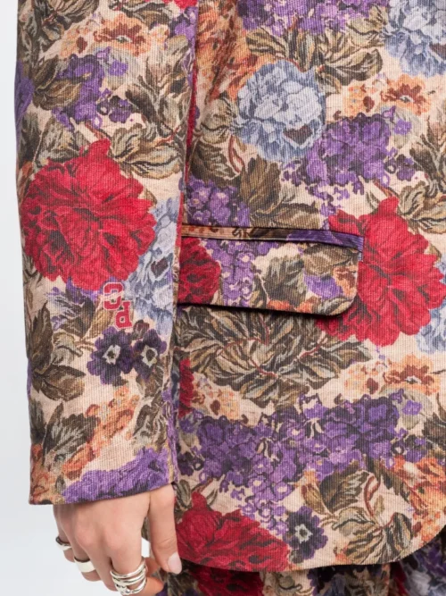 Το TAPESTRY BLAZER της Peace + Chaos συνδυάζει την κλασική tailored αισθητική με ένα εντυπωσιακό floral tapestry print πάνω σε λεπτό κοτλέ ύφασμα. Η loose fit γραμμή προσφέρει άνετη και σύγχρονη εφαρμογή, ενώ οι προσεγμένες tailoring λεπτομέρειες, όπως οι τσέπες με καπάκι και η τσέπη στο στήθος, ολοκληρώνουν τον σχεδιασμό.