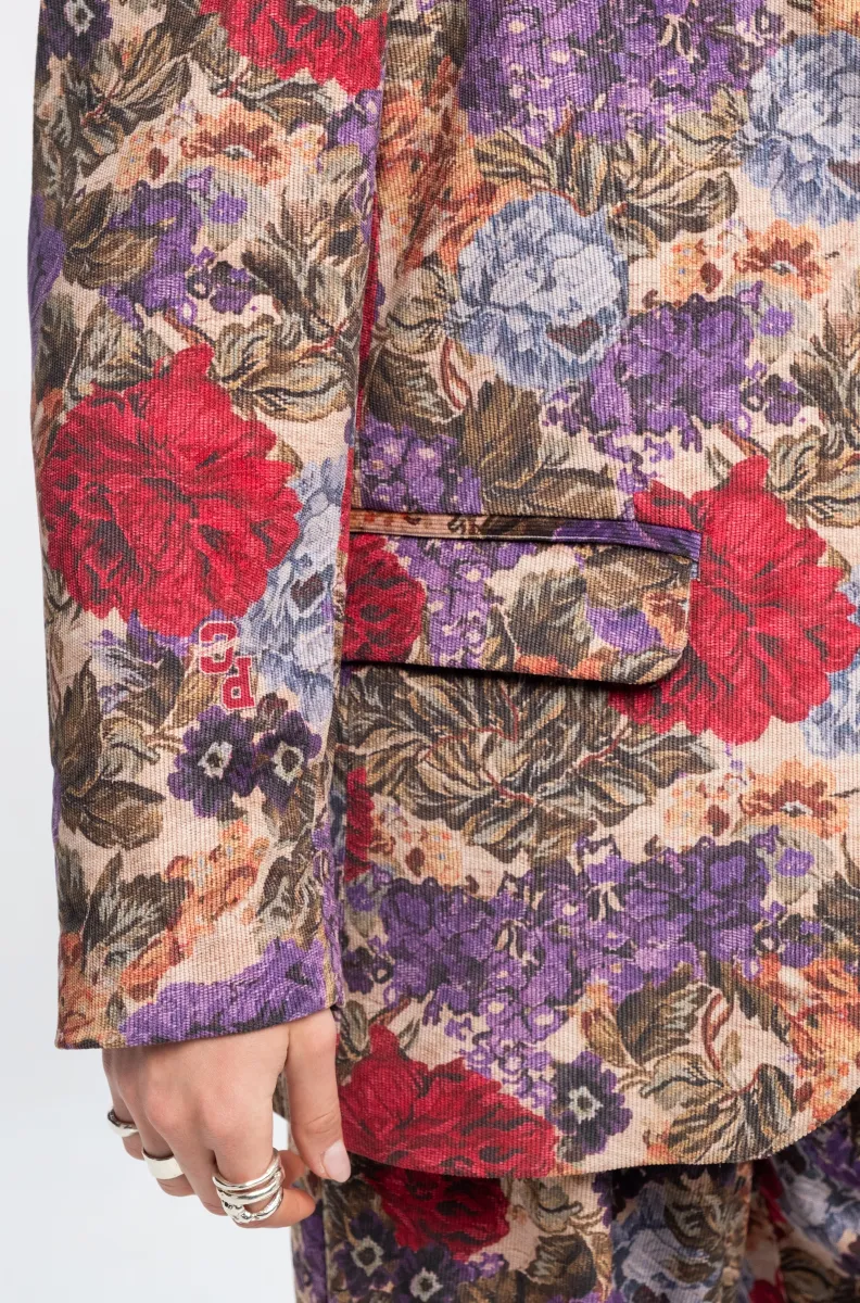 Το TAPESTRY BLAZER της Peace + Chaos συνδυάζει την κλασική tailored αισθητική με ένα εντυπωσιακό floral tapestry print πάνω σε λεπτό κοτλέ ύφασμα. Η loose fit γραμμή προσφέρει άνετη και σύγχρονη εφαρμογή, ενώ οι προσεγμένες tailoring λεπτομέρειες, όπως οι τσέπες με καπάκι και η τσέπη στο στήθος, ολοκληρώνουν τον σχεδιασμό.