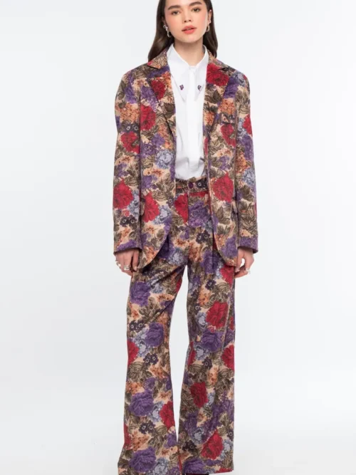 Το TAPESTRY BLAZER της Peace + Chaos συνδυάζει την κλασική tailored αισθητική με ένα εντυπωσιακό floral tapestry print πάνω σε λεπτό κοτλέ ύφασμα. Η loose fit γραμμή προσφέρει άνετη και σύγχρονη εφαρμογή, ενώ οι προσεγμένες tailoring λεπτομέρειες, όπως οι τσέπες με καπάκι και η τσέπη στο στήθος, ολοκληρώνουν τον σχεδιασμό.