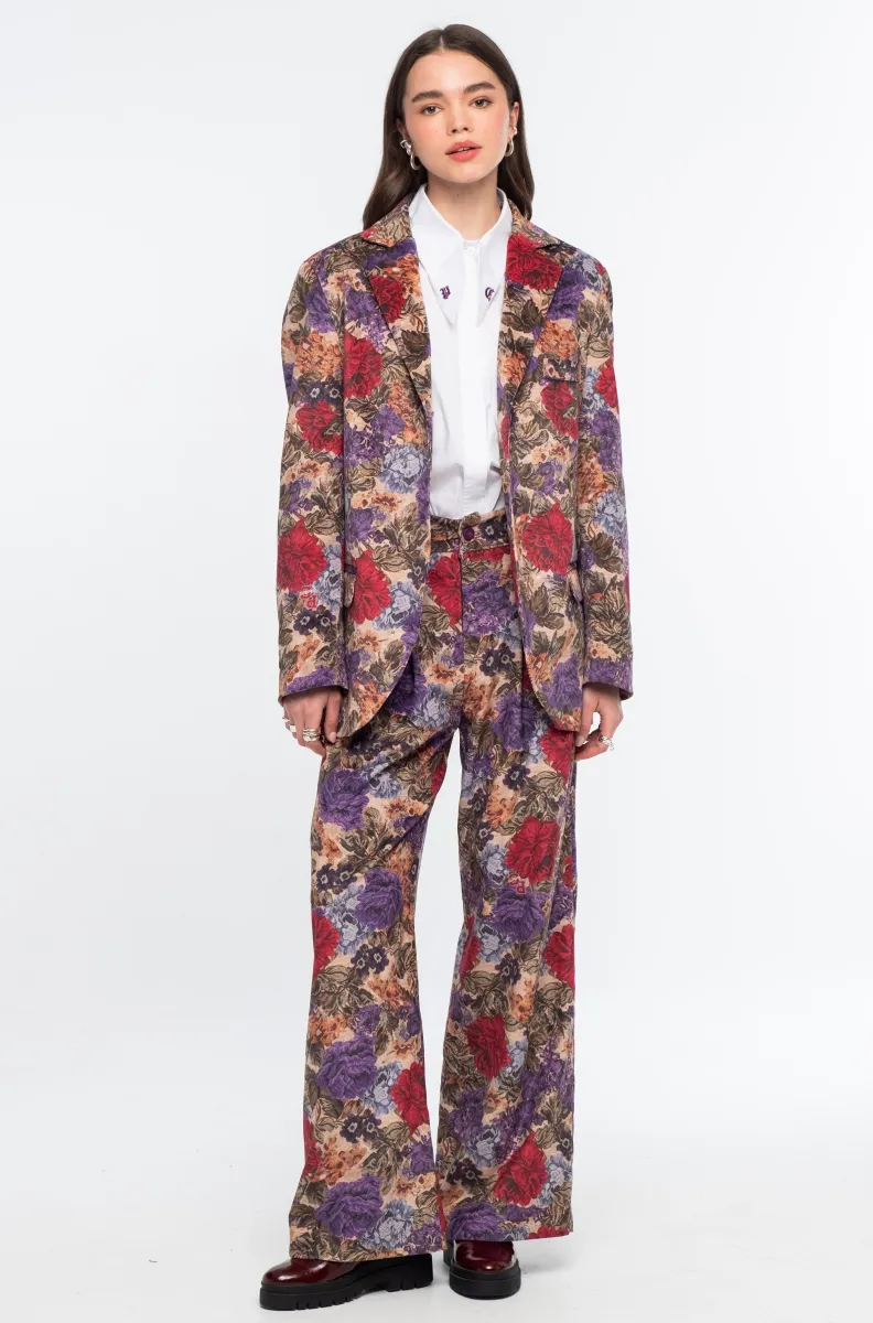 Το TAPESTRY BLAZER της Peace + Chaos συνδυάζει την κλασική tailored αισθητική με ένα εντυπωσιακό floral tapestry print πάνω σε λεπτό κοτλέ ύφασμα. Η loose fit γραμμή προσφέρει άνετη και σύγχρονη εφαρμογή, ενώ οι προσεγμένες tailoring λεπτομέρειες, όπως οι τσέπες με καπάκι και η τσέπη στο στήθος, ολοκληρώνουν τον σχεδιασμό.
