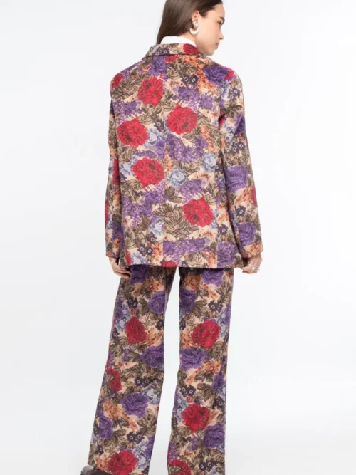 Το TAPESTRY BLAZER της Peace + Chaos συνδυάζει την κλασική tailored αισθητική με ένα εντυπωσιακό floral tapestry print πάνω σε λεπτό κοτλέ ύφασμα. Η loose fit γραμμή προσφέρει άνετη και σύγχρονη εφαρμογή, ενώ οι προσεγμένες tailoring λεπτομέρειες, όπως οι τσέπες με καπάκι και η τσέπη στο στήθος, ολοκληρώνουν τον σχεδιασμό.
