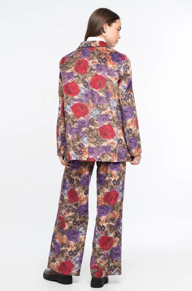 Το TAPESTRY BLAZER της Peace + Chaos συνδυάζει την κλασική tailored αισθητική με ένα εντυπωσιακό floral tapestry print πάνω σε λεπτό κοτλέ ύφασμα. Η loose fit γραμμή προσφέρει άνετη και σύγχρονη εφαρμογή, ενώ οι προσεγμένες tailoring λεπτομέρειες, όπως οι τσέπες με καπάκι και η τσέπη στο στήθος, ολοκληρώνουν τον σχεδιασμό.