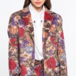 Το TAPESTRY BLAZER της Peace + Chaos συνδυάζει την κλασική tailored αισθητική με ένα εντυπωσιακό floral tapestry print πάνω σε λεπτό κοτλέ ύφασμα. Η loose fit γραμμή προσφέρει άνετη και σύγχρονη εφαρμογή, ενώ οι προσεγμένες tailoring λεπτομέρειες, όπως οι τσέπες με καπάκι και η τσέπη στο στήθος, ολοκληρώνουν τον σχεδιασμό.