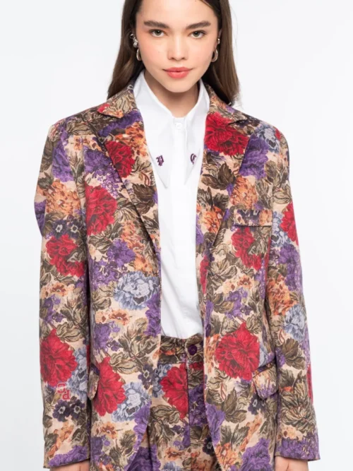 Το TAPESTRY BLAZER της Peace + Chaos συνδυάζει την κλασική tailored αισθητική με ένα εντυπωσιακό floral tapestry print πάνω σε λεπτό κοτλέ ύφασμα. Η loose fit γραμμή προσφέρει άνετη και σύγχρονη εφαρμογή, ενώ οι προσεγμένες tailoring λεπτομέρειες, όπως οι τσέπες με καπάκι και η τσέπη στο στήθος, ολοκληρώνουν τον σχεδιασμό.