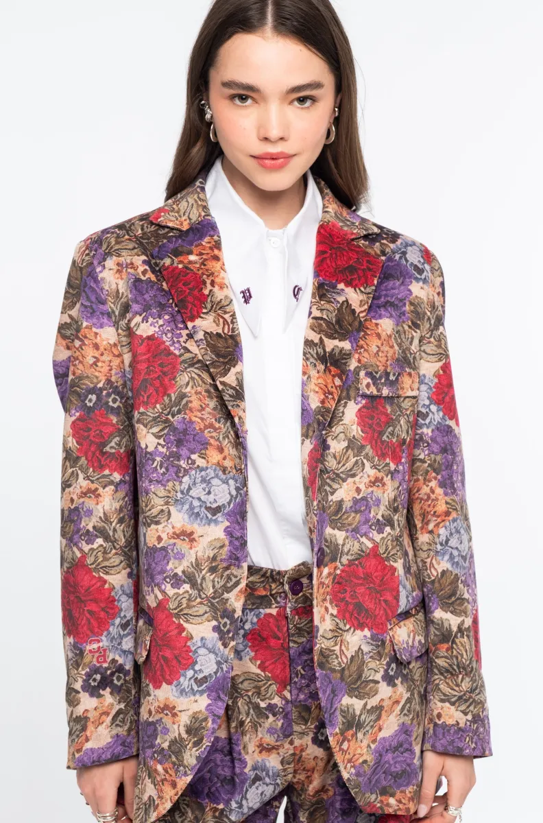 w26808_8 Το TAPESTRY BLAZER της Peace + Chaos συνδυάζει την κλασική tailored αισθητική με ένα εντυπωσιακό floral tapestry print πάνω σε λεπτό κοτλέ ύφασμα. Η loose fit γραμμή προσφέρει άνετη και σύγχρονη εφαρμογή, ενώ οι προσεγμένες tailoring λεπτομέρειες, όπως οι τσέπες με καπάκι και η τσέπη στο στήθος, ολοκληρώνουν τον σχεδιασμό.