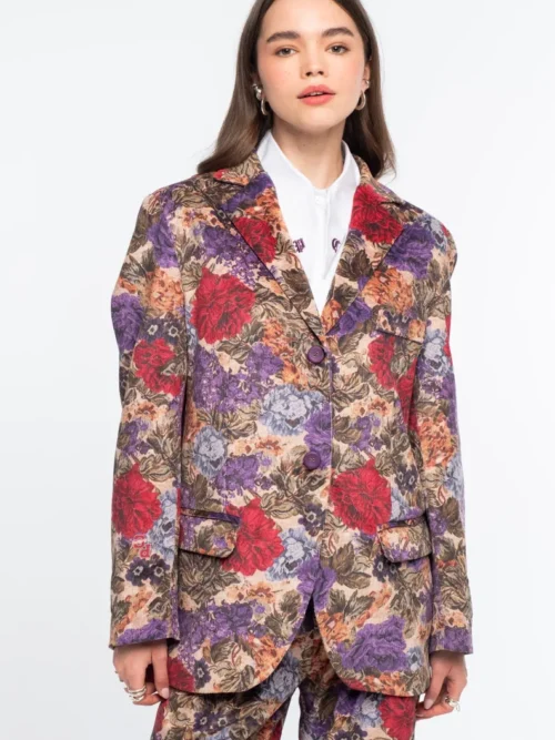 Το TAPESTRY BLAZER της Peace + Chaos συνδυάζει την κλασική tailored αισθητική με ένα εντυπωσιακό floral tapestry print πάνω σε λεπτό κοτλέ ύφασμα. Η loose fit γραμμή προσφέρει άνετη και σύγχρονη εφαρμογή, ενώ οι προσεγμένες tailoring λεπτομέρειες, όπως οι τσέπες με καπάκι και η τσέπη στο στήθος, ολοκληρώνουν τον σχεδιασμό.
