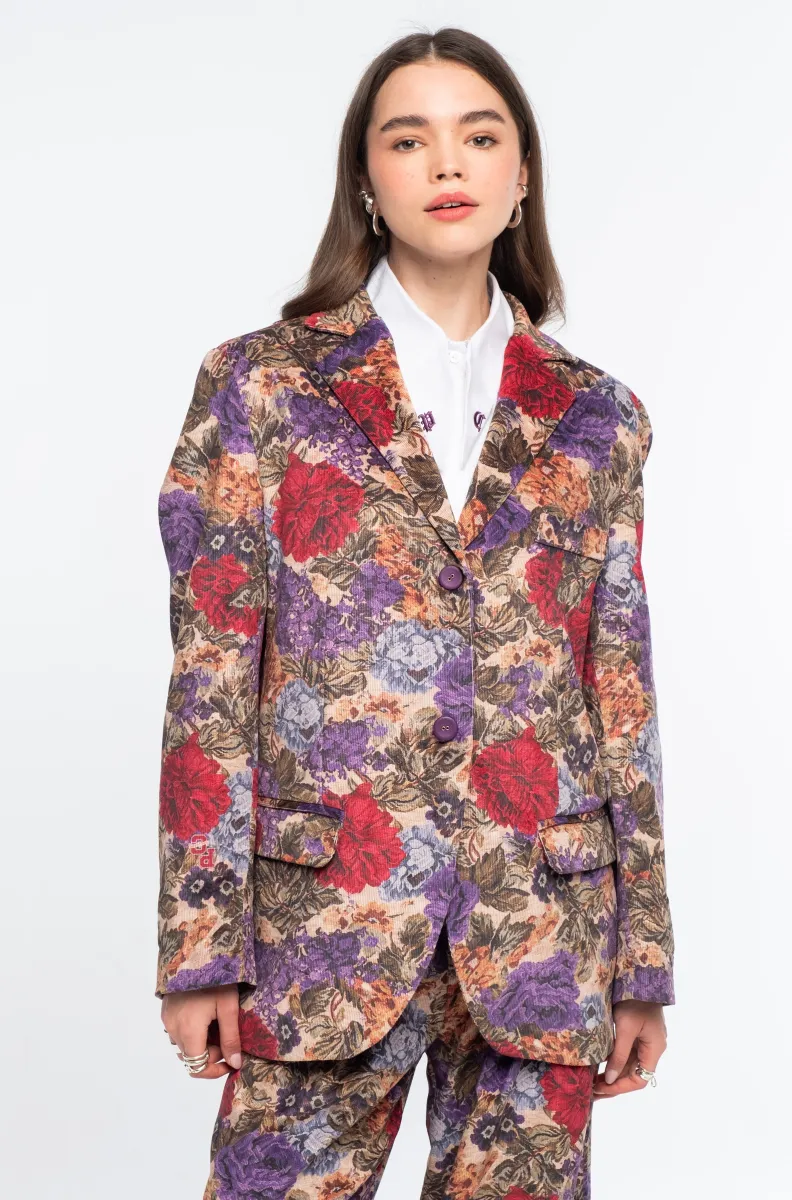 Το TAPESTRY BLAZER της Peace + Chaos συνδυάζει την κλασική tailored αισθητική με ένα εντυπωσιακό floral tapestry print πάνω σε λεπτό κοτλέ ύφασμα. Η loose fit γραμμή προσφέρει άνετη και σύγχρονη εφαρμογή, ενώ οι προσεγμένες tailoring λεπτομέρειες, όπως οι τσέπες με καπάκι και η τσέπη στο στήθος, ολοκληρώνουν τον σχεδιασμό.