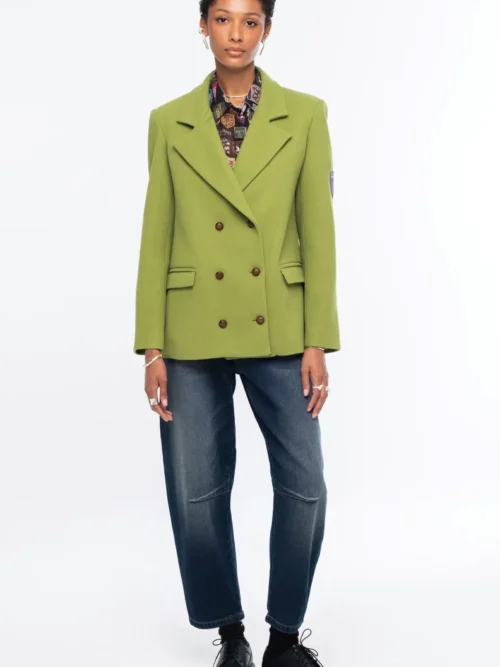 Το ELITE JACKET της Peace + Chaos συνδυάζει το έντονο lime χρώμα με μια heritage-inspired αισθητική, δημιουργώντας ένα ξεχωριστό και σύγχρονο blazer. Η double-breasted γραμμή του πλαισιώνεται από ιδιαίτερα κουμπιά με ανάγλυφη υφή και πρακτικές τσέπες με καπάκι, προσδίδοντας στο σχέδιο μια διαχρονική tailored εμφάνιση.