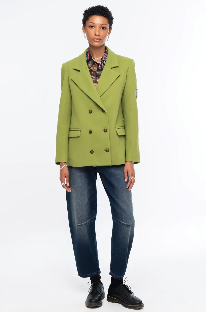 Το ELITE JACKET της Peace + Chaos συνδυάζει το έντονο lime χρώμα με μια heritage-inspired αισθητική, δημιουργώντας ένα ξεχωριστό και σύγχρονο blazer. Η double-breasted γραμμή του πλαισιώνεται από ιδιαίτερα κουμπιά με ανάγλυφη υφή και πρακτικές τσέπες με καπάκι, προσδίδοντας στο σχέδιο μια διαχρονική tailored εμφάνιση.