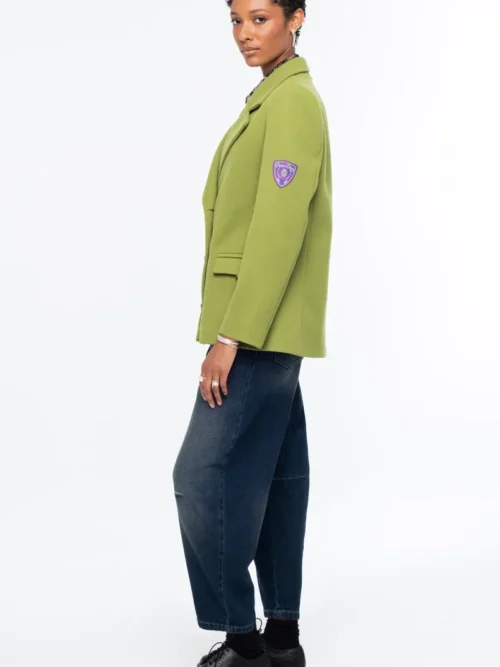 Το ELITE JACKET της Peace + Chaos συνδυάζει το έντονο lime χρώμα με μια heritage-inspired αισθητική, δημιουργώντας ένα ξεχωριστό και σύγχρονο blazer. Η double-breasted γραμμή του πλαισιώνεται από ιδιαίτερα κουμπιά με ανάγλυφη υφή και πρακτικές τσέπες με καπάκι, προσδίδοντας στο σχέδιο μια διαχρονική tailored εμφάνιση.