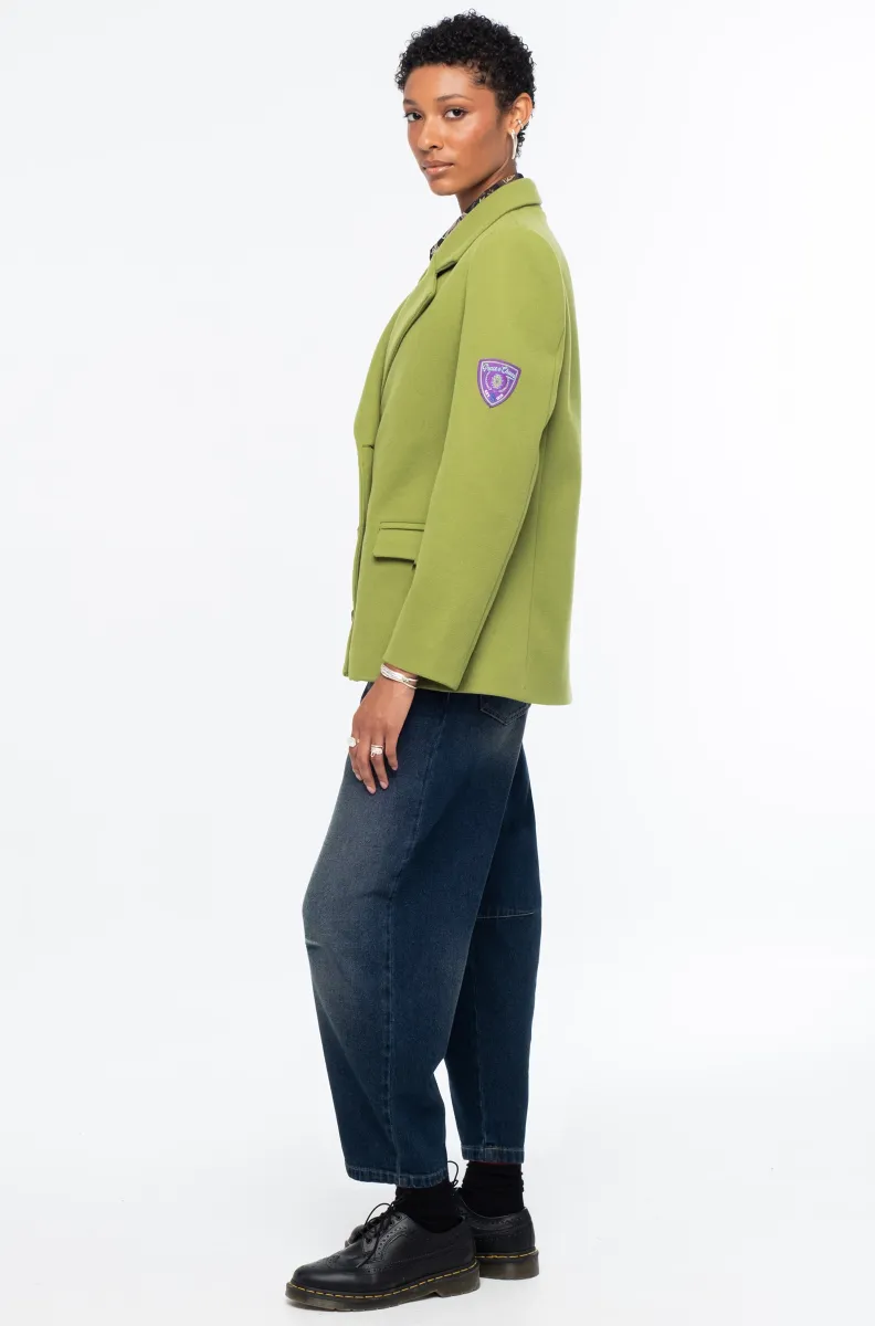 Το ELITE JACKET της Peace + Chaos συνδυάζει το έντονο lime χρώμα με μια heritage-inspired αισθητική, δημιουργώντας ένα ξεχωριστό και σύγχρονο blazer. Η double-breasted γραμμή του πλαισιώνεται από ιδιαίτερα κουμπιά με ανάγλυφη υφή και πρακτικές τσέπες με καπάκι, προσδίδοντας στο σχέδιο μια διαχρονική tailored εμφάνιση.