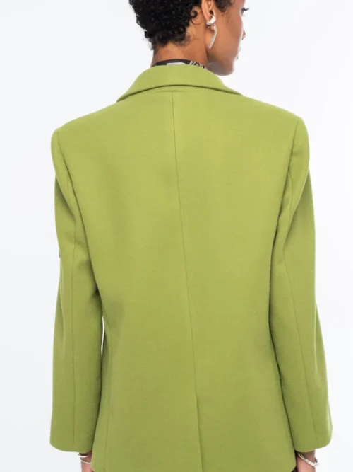 Το ELITE JACKET της Peace + Chaos συνδυάζει το έντονο lime χρώμα με μια heritage-inspired αισθητική, δημιουργώντας ένα ξεχωριστό και σύγχρονο blazer. Η double-breasted γραμμή του πλαισιώνεται από ιδιαίτερα κουμπιά με ανάγλυφη υφή και πρακτικές τσέπες με καπάκι, προσδίδοντας στο σχέδιο μια διαχρονική tailored εμφάνιση.