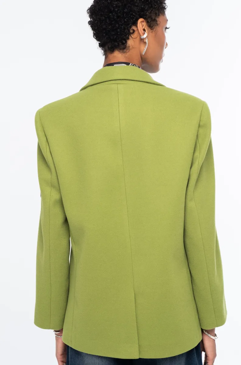 Το ELITE JACKET της Peace + Chaos συνδυάζει το έντονο lime χρώμα με μια heritage-inspired αισθητική, δημιουργώντας ένα ξεχωριστό και σύγχρονο blazer. Η double-breasted γραμμή του πλαισιώνεται από ιδιαίτερα κουμπιά με ανάγλυφη υφή και πρακτικές τσέπες με καπάκι, προσδίδοντας στο σχέδιο μια διαχρονική tailored εμφάνιση.
