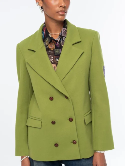 Το ELITE JACKET της Peace + Chaos συνδυάζει το έντονο lime χρώμα με μια heritage-inspired αισθητική, δημιουργώντας ένα ξεχωριστό και σύγχρονο blazer. Η double-breasted γραμμή του πλαισιώνεται από ιδιαίτερα κουμπιά με ανάγλυφη υφή και πρακτικές τσέπες με καπάκι, προσδίδοντας στο σχέδιο μια διαχρονική tailored εμφάνιση.