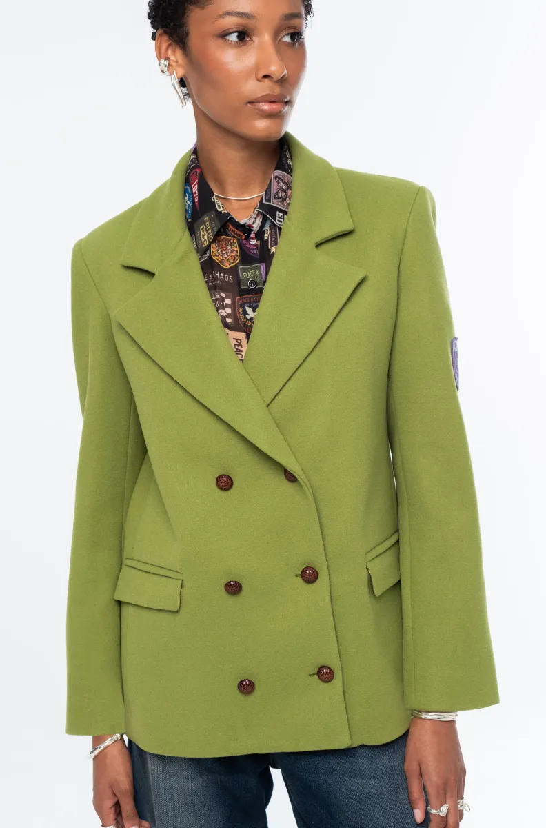 Το ELITE JACKET της Peace + Chaos συνδυάζει το έντονο lime χρώμα με μια heritage-inspired αισθητική, δημιουργώντας ένα ξεχωριστό και σύγχρονο blazer. Η double-breasted γραμμή του πλαισιώνεται από ιδιαίτερα κουμπιά με ανάγλυφη υφή και πρακτικές τσέπες με καπάκι, προσδίδοντας στο σχέδιο μια διαχρονική tailored εμφάνιση.