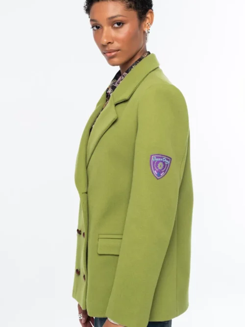 Το ELITE JACKET της Peace + Chaos συνδυάζει το έντονο lime χρώμα με μια heritage-inspired αισθητική, δημιουργώντας ένα ξεχωριστό και σύγχρονο blazer. Η double-breasted γραμμή του πλαισιώνεται από ιδιαίτερα κουμπιά με ανάγλυφη υφή και πρακτικές τσέπες με καπάκι, προσδίδοντας στο σχέδιο μια διαχρονική tailored εμφάνιση.
