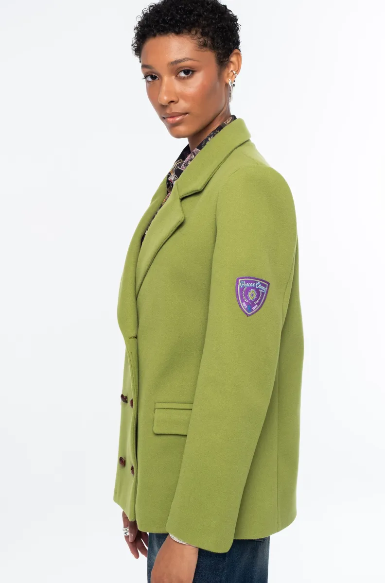 Το ELITE JACKET της Peace + Chaos συνδυάζει το έντονο lime χρώμα με μια heritage-inspired αισθητική, δημιουργώντας ένα ξεχωριστό και σύγχρονο blazer. Η double-breasted γραμμή του πλαισιώνεται από ιδιαίτερα κουμπιά με ανάγλυφη υφή και πρακτικές τσέπες με καπάκι, προσδίδοντας στο σχέδιο μια διαχρονική tailored εμφάνιση.
