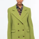 Το ELITE JACKET της Peace + Chaos συνδυάζει το έντονο lime χρώμα με μια heritage-inspired αισθητική, δημιουργώντας ένα ξεχωριστό και σύγχρονο blazer. Η double-breasted γραμμή του πλαισιώνεται από ιδιαίτερα κουμπιά με ανάγλυφη υφή και πρακτικές τσέπες με καπάκι, προσδίδοντας στο σχέδιο μια διαχρονική tailored εμφάνιση.