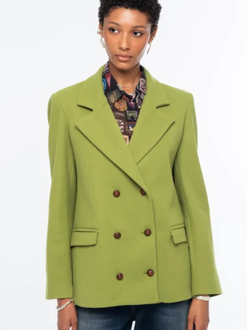 Το ELITE JACKET της Peace + Chaos συνδυάζει το έντονο lime χρώμα με μια heritage-inspired αισθητική, δημιουργώντας ένα ξεχωριστό και σύγχρονο blazer. Η double-breasted γραμμή του πλαισιώνεται από ιδιαίτερα κουμπιά με ανάγλυφη υφή και πρακτικές τσέπες με καπάκι, προσδίδοντας στο σχέδιο μια διαχρονική tailored εμφάνιση.