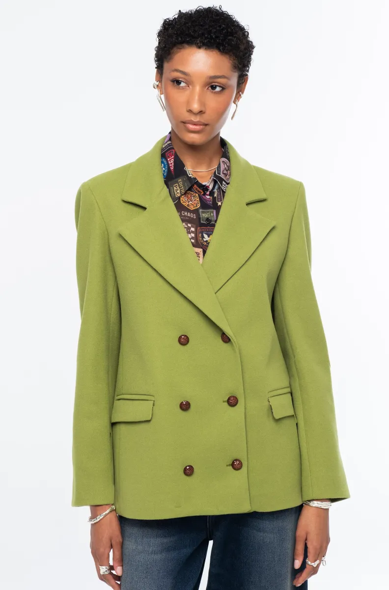 w26812_7 Το ELITE JACKET της Peace + Chaos συνδυάζει το έντονο lime χρώμα με μια heritage-inspired αισθητική, δημιουργώντας ένα ξεχωριστό και σύγχρονο blazer. Η double-breasted γραμμή του πλαισιώνεται από ιδιαίτερα κουμπιά με ανάγλυφη υφή και πρακτικές τσέπες με καπάκι, προσδίδοντας στο σχέδιο μια διαχρονική tailored εμφάνιση.