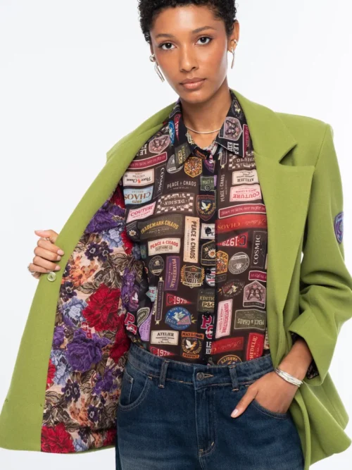 Το ELITE JACKET της Peace + Chaos συνδυάζει το έντονο lime χρώμα με μια heritage-inspired αισθητική, δημιουργώντας ένα ξεχωριστό και σύγχρονο blazer. Η double-breasted γραμμή του πλαισιώνεται από ιδιαίτερα κουμπιά με ανάγλυφη υφή και πρακτικές τσέπες με καπάκι, προσδίδοντας στο σχέδιο μια διαχρονική tailored εμφάνιση.