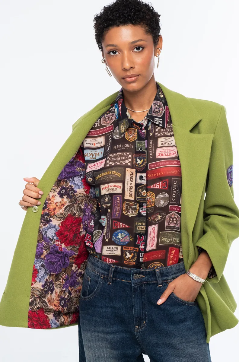 Το ELITE JACKET της Peace + Chaos συνδυάζει το έντονο lime χρώμα με μια heritage-inspired αισθητική, δημιουργώντας ένα ξεχωριστό και σύγχρονο blazer. Η double-breasted γραμμή του πλαισιώνεται από ιδιαίτερα κουμπιά με ανάγλυφη υφή και πρακτικές τσέπες με καπάκι, προσδίδοντας στο σχέδιο μια διαχρονική tailored εμφάνιση.