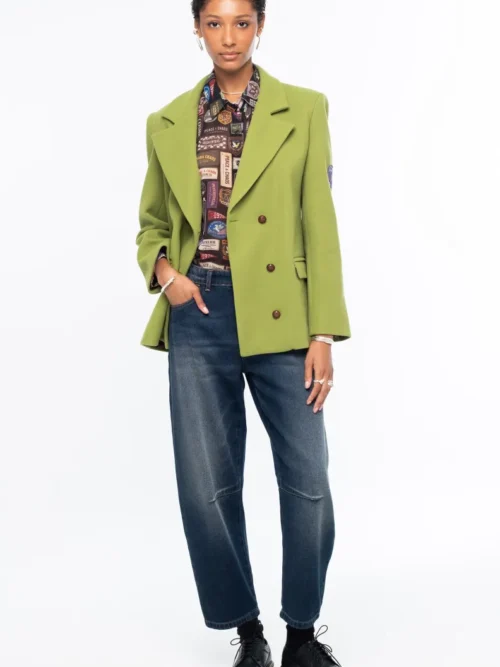 Το ELITE JACKET της Peace + Chaos συνδυάζει το έντονο lime χρώμα με μια heritage-inspired αισθητική, δημιουργώντας ένα ξεχωριστό και σύγχρονο blazer. Η double-breasted γραμμή του πλαισιώνεται από ιδιαίτερα κουμπιά με ανάγλυφη υφή και πρακτικές τσέπες με καπάκι, προσδίδοντας στο σχέδιο μια διαχρονική tailored εμφάνιση.