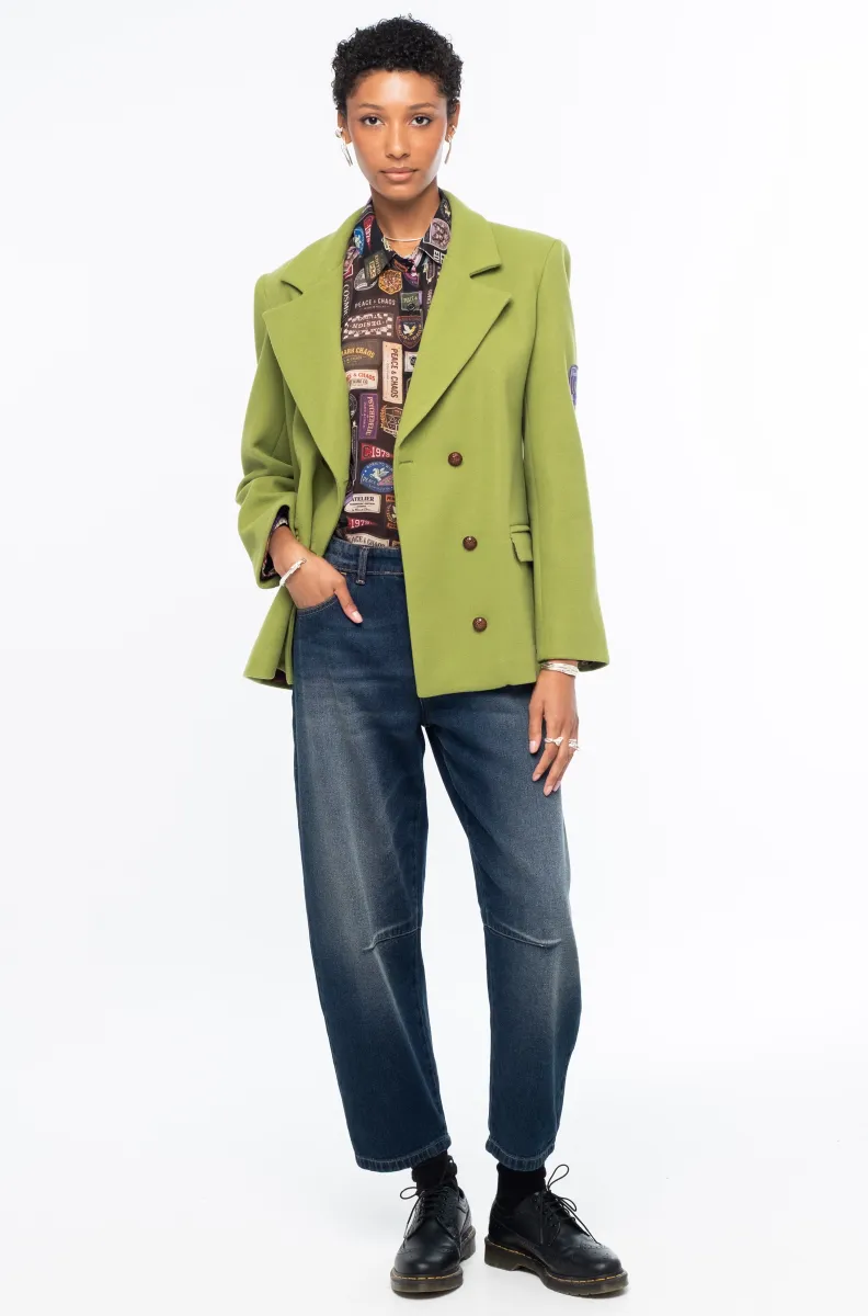 Το ELITE JACKET της Peace + Chaos συνδυάζει το έντονο lime χρώμα με μια heritage-inspired αισθητική, δημιουργώντας ένα ξεχωριστό και σύγχρονο blazer. Η double-breasted γραμμή του πλαισιώνεται από ιδιαίτερα κουμπιά με ανάγλυφη υφή και πρακτικές τσέπες με καπάκι, προσδίδοντας στο σχέδιο μια διαχρονική tailored εμφάνιση.