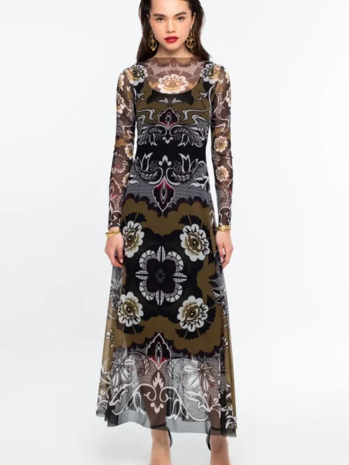 Το BLOOM LONG DRESS της Peace + Chaos ξεχωρίζει με μια ιδιαίτερη χρωματική παλέτα σε olive, μαύρο και λευκό, με έντονες κόκκινες πινελιές. Το εντυπωσιακό placement print σε smooth stretch mesh συνδυάζει λεπτομέρειες εμπνευσμένες από την Art Nouveau αισθητική με floral μοτίβα και συμβολισμούς που παραπέμπουν στην αγάπη και την προστασία.