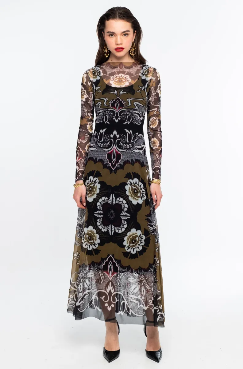 w26900_1 Το BLOOM LONG DRESS της Peace + Chaos ξεχωρίζει με μια ιδιαίτερη χρωματική παλέτα σε olive, μαύρο και λευκό, με έντονες κόκκινες πινελιές. Το εντυπωσιακό placement print σε smooth stretch mesh συνδυάζει λεπτομέρειες εμπνευσμένες από την Art Nouveau αισθητική με floral μοτίβα και συμβολισμούς που παραπέμπουν στην αγάπη και την προστασία.