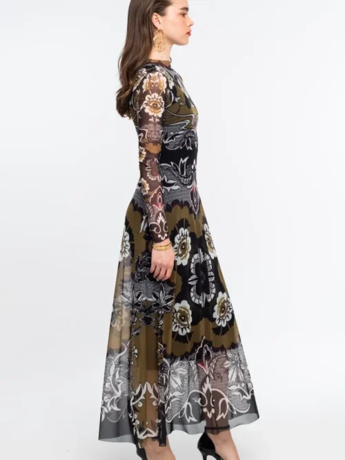 Το BLOOM LONG DRESS της Peace + Chaos ξεχωρίζει με μια ιδιαίτερη χρωματική παλέτα σε olive, μαύρο και λευκό, με έντονες κόκκινες πινελιές. Το εντυπωσιακό placement print σε smooth stretch mesh συνδυάζει λεπτομέρειες εμπνευσμένες από την Art Nouveau αισθητική με floral μοτίβα και συμβολισμούς που παραπέμπουν στην αγάπη και την προστασία.