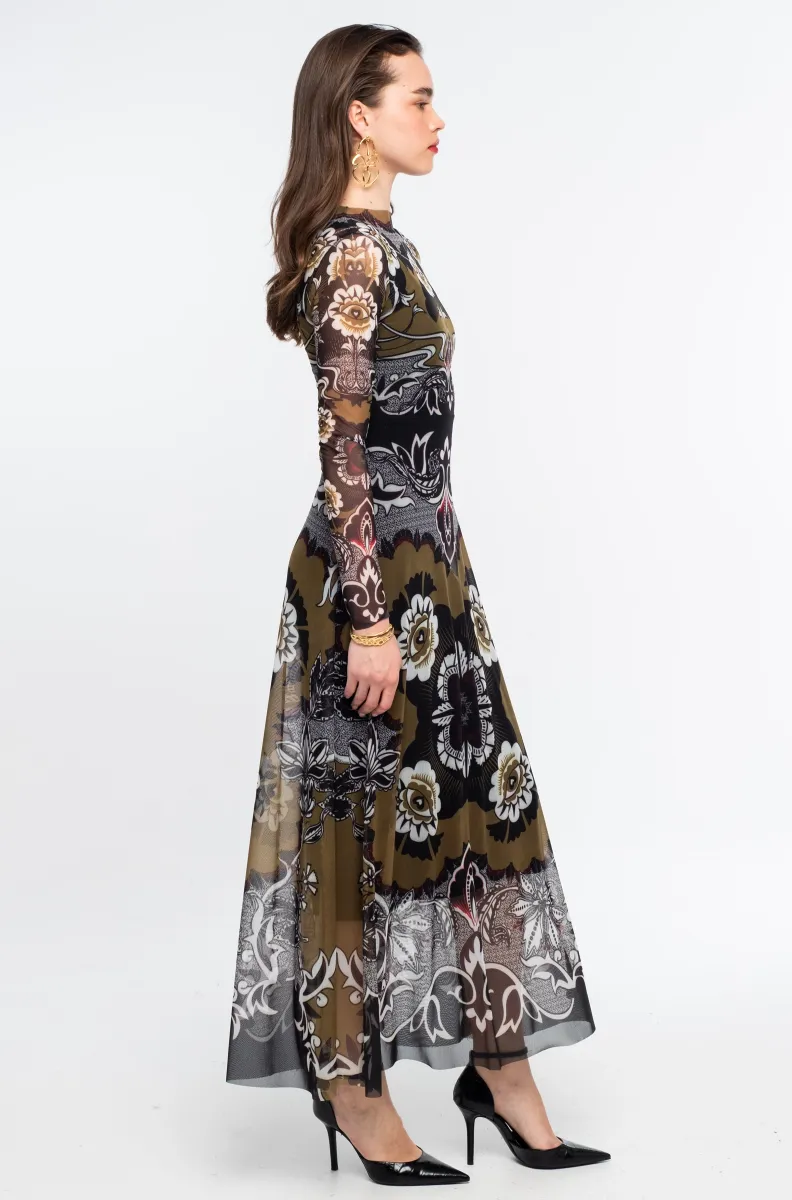 Το BLOOM LONG DRESS της Peace + Chaos ξεχωρίζει με μια ιδιαίτερη χρωματική παλέτα σε olive, μαύρο και λευκό, με έντονες κόκκινες πινελιές. Το εντυπωσιακό placement print σε smooth stretch mesh συνδυάζει λεπτομέρειες εμπνευσμένες από την Art Nouveau αισθητική με floral μοτίβα και συμβολισμούς που παραπέμπουν στην αγάπη και την προστασία.