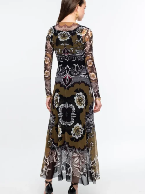 Το BLOOM LONG DRESS της Peace + Chaos ξεχωρίζει με μια ιδιαίτερη χρωματική παλέτα σε olive, μαύρο και λευκό, με έντονες κόκκινες πινελιές. Το εντυπωσιακό placement print σε smooth stretch mesh συνδυάζει λεπτομέρειες εμπνευσμένες από την Art Nouveau αισθητική με floral μοτίβα και συμβολισμούς που παραπέμπουν στην αγάπη και την προστασία.