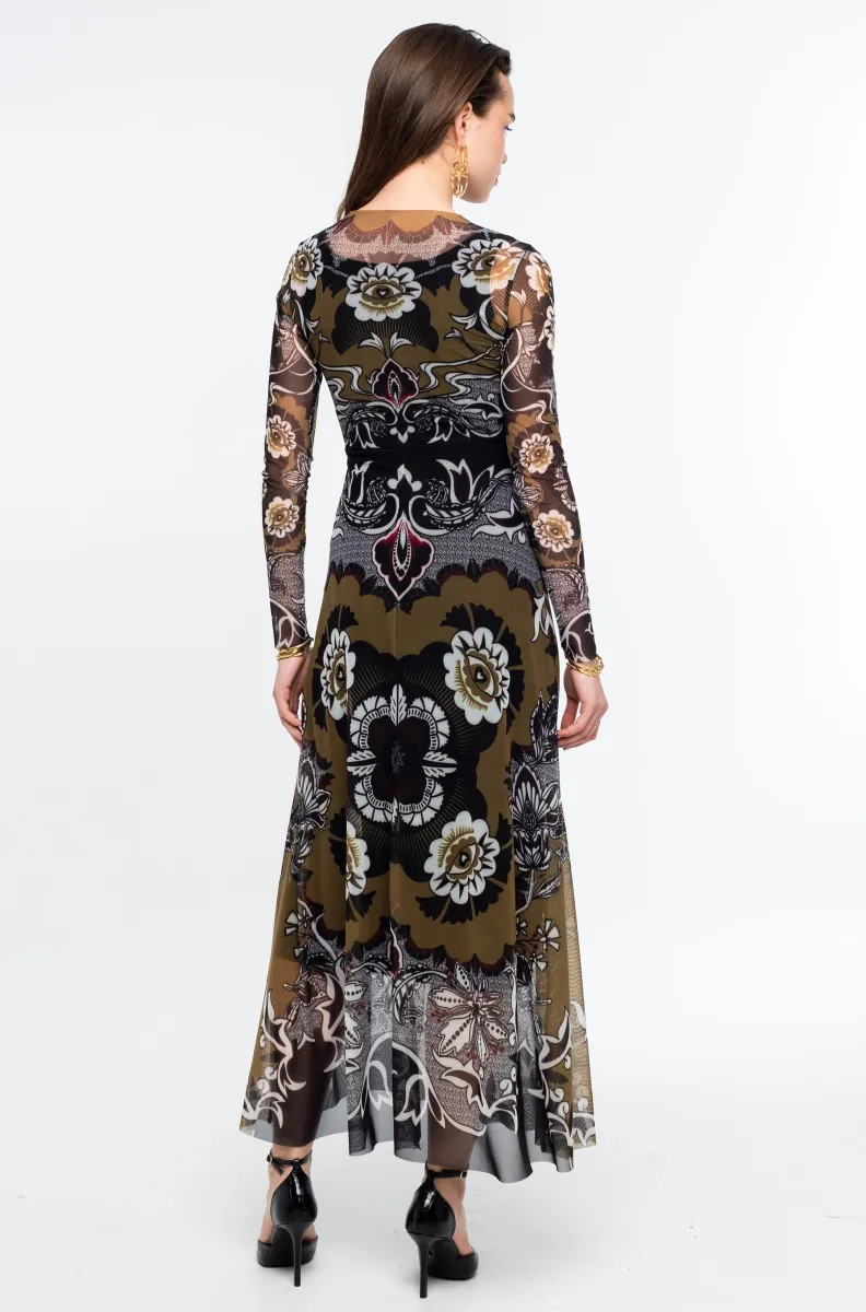 Το BLOOM LONG DRESS της Peace + Chaos ξεχωρίζει με μια ιδιαίτερη χρωματική παλέτα σε olive, μαύρο και λευκό, με έντονες κόκκινες πινελιές. Το εντυπωσιακό placement print σε smooth stretch mesh συνδυάζει λεπτομέρειες εμπνευσμένες από την Art Nouveau αισθητική με floral μοτίβα και συμβολισμούς που παραπέμπουν στην αγάπη και την προστασία.